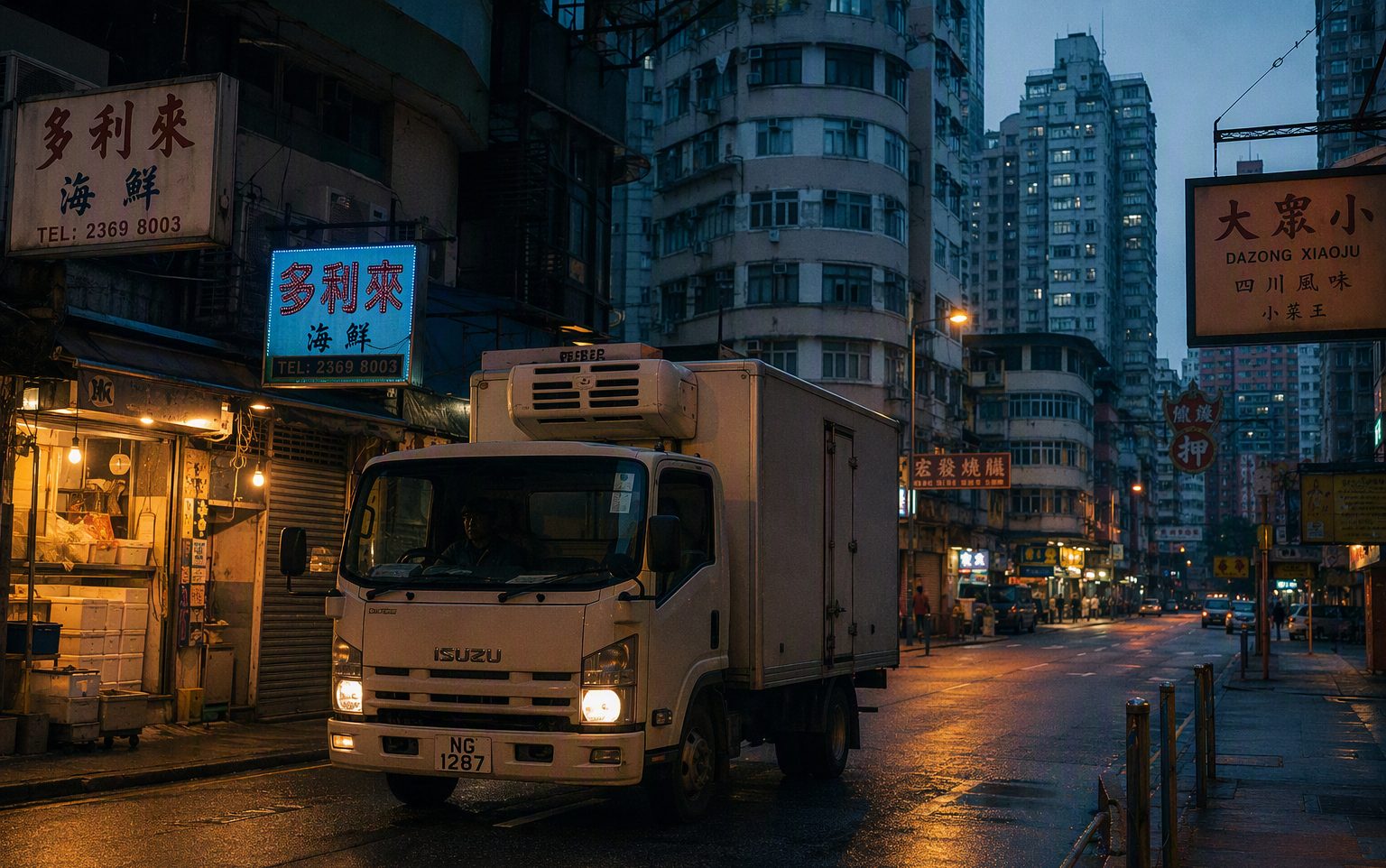 清晨香港街道上的冷藏送貨專車，霓虹招牌未熄